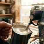 como espumar la leche para latte